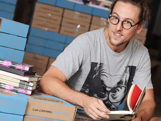 Arthur com o time da @taglivros